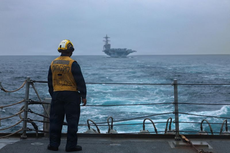 지난 4일(현지시간) 미국 해군 알레이버크급 이지스 구축함 '메이슨함(USS Mason)' 비행갑판에 미 해군 장병이 서 있다. 이란 혁명수비대는 이날 호르무즈 해협 외곽 오만만 일부 등을 포함하는 새로운 '금지 구역'을 설정했다고 발표했다. 미국과 이란은 지난 2월 28일 미·이스라엘 연합 공습으로 이란 최고지도자가 사망한 이후 전쟁을 이어가고 있다. /사진=미 해군 중부사령부