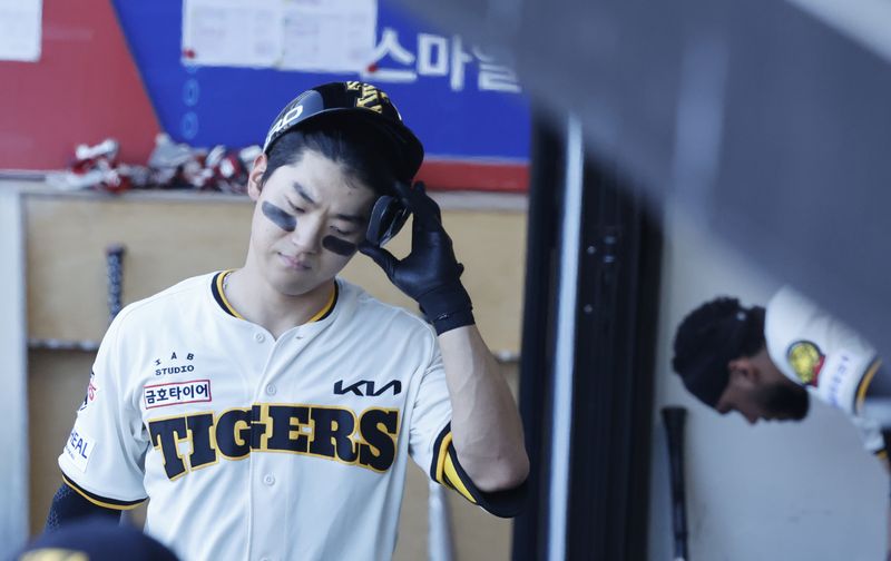 5일 광주 챔피언스필드에서 열린 2026 신한 SOL KBO리그 KIA 타이거즈와 KT위즈의 경기에서 1회말 기아 김도영이 삼진 아웃을 당한 뒤 더그아웃에서 아쉬워하고 있다. 2026.9.5 ⓒ 뉴스1 김태성 기자 /사진=뉴스1