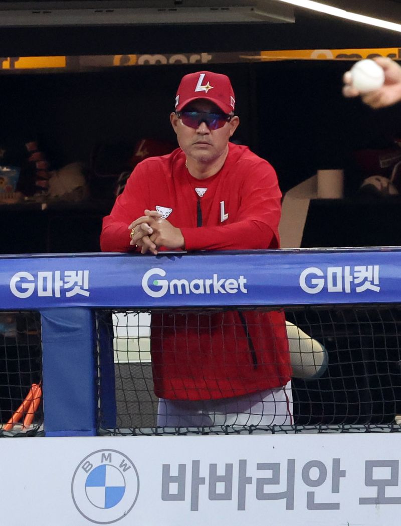[인천=뉴시스] 배훈식 기자 = 2일 오후 인천 미추홀구 SSG 랜더스필드에서 열린 2026 신한 SOL KBO 리그 SSG 랜더스와 키움 히어로즈의 경기, 12연패 중인 SSG 이숭용 감독이 6회초 1-3으로 끌려가는 경기가 이어지자 굳은 표정으로 그라운드를 바라보고 있다. 2026.06.02. dahora83@newsis.com