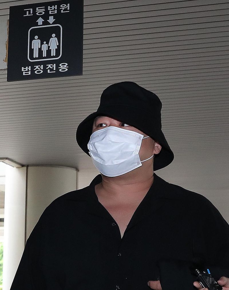 [서울=뉴시스] 김금보 기자 = 필로폰, 엑스터시 등 마약을 투약·교부한 혐의로 1심에서 집행유예를 선고받은 돈스파이크(46·본명 김민수)가 15일 서울 서초구 서울중앙지법에서 열린 항소심 선고 공판에 출석하고 있다. (공동취재사진) 2023.06.15. photo@newsis.com