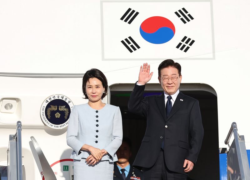 프랑스 국빈 방문 공식일정을 마치고 귀국하는 이재명 대통령과 김혜경 여사가 9일(현지시간) 파리 오를리 국제공항에서 한국행 공군 1호기에 올라 환송객에게 인사하고 있다. 뉴스1