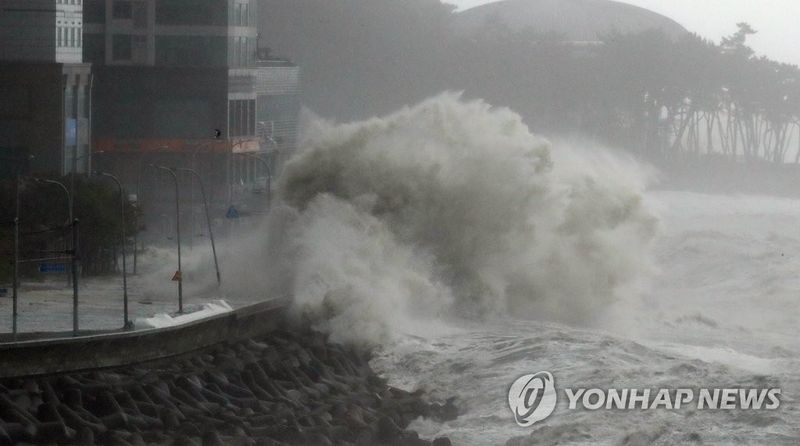 해운대 마린시티 거대한 파도.사진=연합뉴스