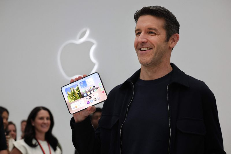 애플의 신임 최고경영자(CEO) 존 터너스가 9일(현지시간) 미국 캘리포니아주 쿠퍼티노 애플파크에서 열린 신제품 공개 행사 '서프라이즈 앤드 샤인(Surprise and Shine)'에서 애플 최초의 폴더블 스마트폰 '아이폰 듀오(Duo)'를 들어 보이고 있다. 사진=AFP연