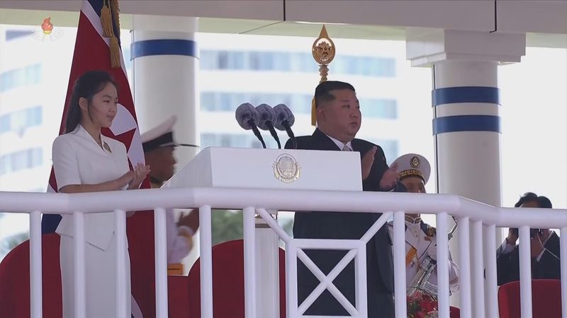 [서울=뉴시스] 조선중앙TV는 김정은 북한 국무위원장이 지난 6일 동해 원산항에서 열린 강건호 취역 기념식에 참석했다고 7일 보도했다. 이 자리에는 부인 리설주 여사, 딸 김주애가 함께했다. (사진=조선중앙TV 캡처) 2026.09.07. photo@newsis.com *재판매 및 DB 금지