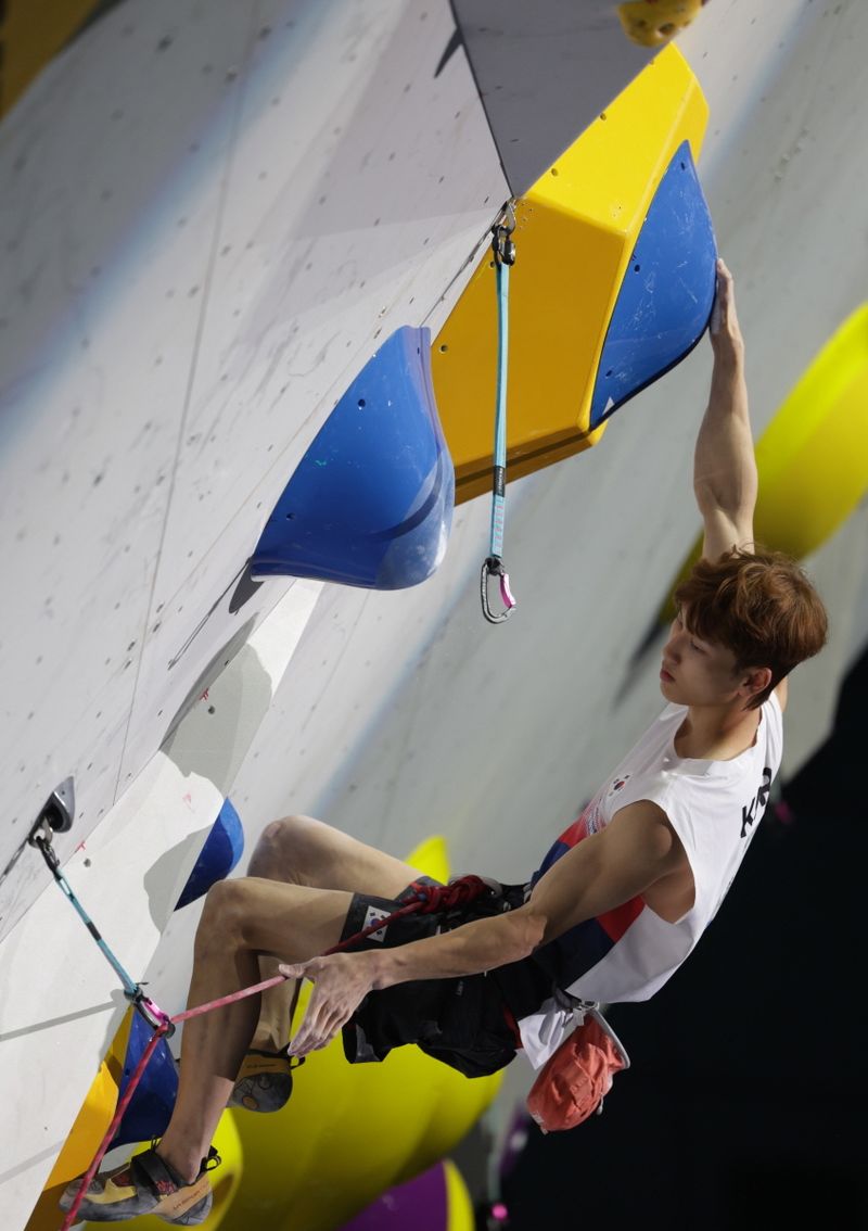 이도현이 26일 서울 송파구 올림픽공원 KSPO돔에서 열린 2025 국제스포츠클라이밍연맹(IFSC) 서울 스포츠클라이밍 세계선수권대회 리드 남자부 결선에서 경기를 치르고 있다. (대한산악연맹 제공. 재판매 및 DB 금지) 2025.9.27 ⓒ 뉴스1