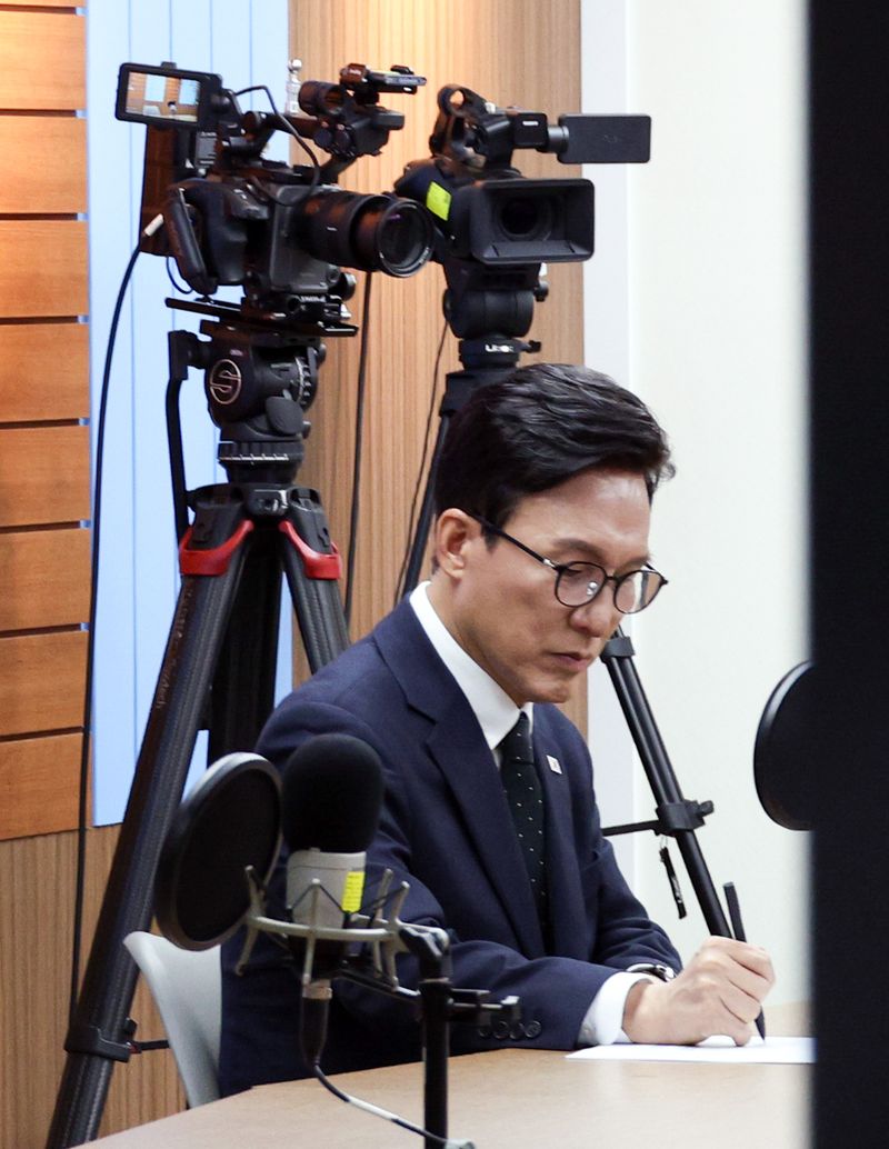 김민석 더불어민주당 대표가 10일 여의도 민주당 중앙당사에서 진행된 당 공식 유튜브 채널인 민주당티비 민티07에 출연하고 있다. 뉴시스