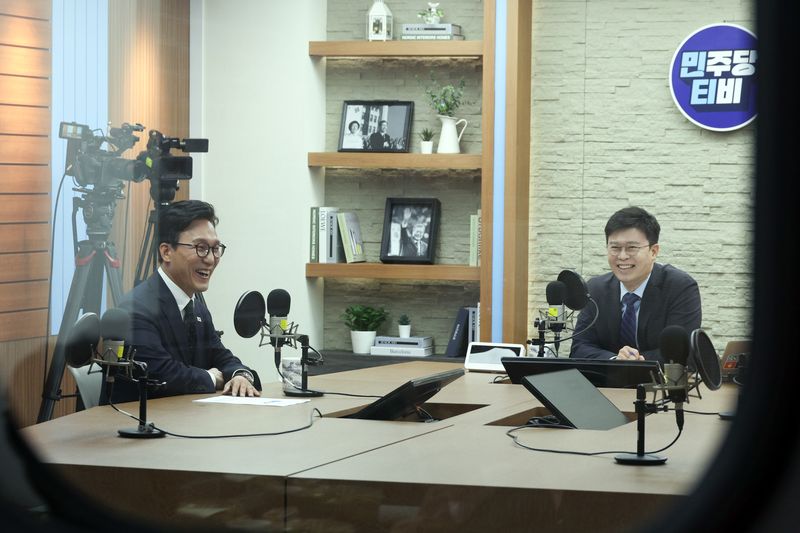 김민석(왼쪽) 더불어민주당 대표가 10일 여의도 민주당 중앙당사에서 진행된 당 공식 유튜브 채널인 민주당티비 민티07에 출연하고 있다. 뉴시스