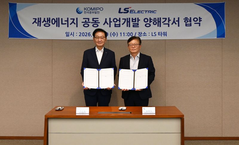 LS일렉트릭은 지난 9일 한국중부발전과 '국내 재생에너지 사업의 공동 발굴 및 개발, 사업경쟁력 강화를 위한 전략적 업무협약(MOU)'을 체결했다고 밝혔다. 박우범 LS일렉트릭 EA사업본부장(왼쪽)과 김재식 중부발전 재생에너지사업처장이 MOU 체결 후 기념촬영을 하는 모습. LS일렉트릭 제공