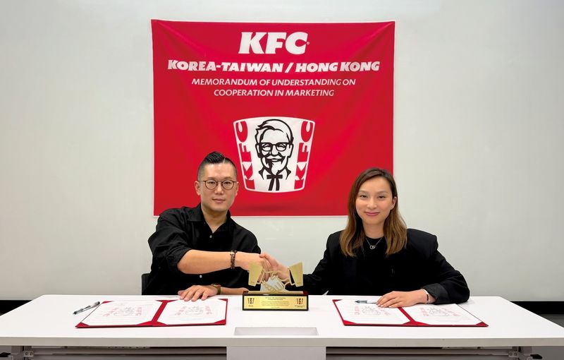 (왼쪽)신호상 KFC 코리아 대표와 카렌 첸 KFC 대만·홍콩 대표이사가 MOU 체결 후 기념 촬영을 하고 있다.(KFC 코리아 제공)