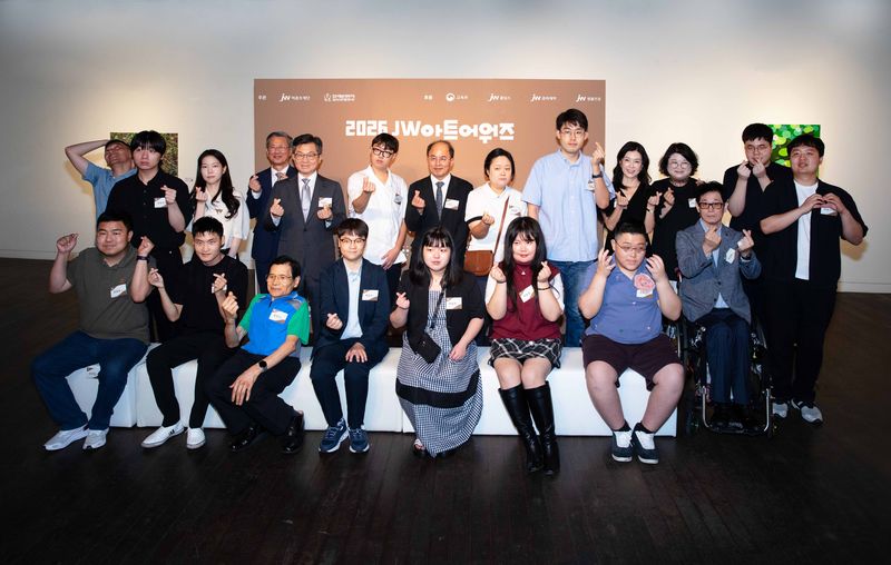 JW이종호재단이 개최한 '2026 JW아트어워즈' 시상식에서 수상 작가들이 기념촬영을 하고 있다. JW중외제약 제공