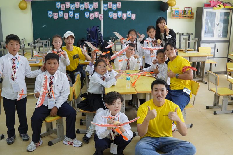 카카오뱅크 임직원 봉사단이 몽골 울라바타르 현지 아동 40여명을 대상으로 교육 봉사와 협동 운동회를 진행했다. 카카오뱅크 임직원 봉사단과 아동들이 기념촬영을 하고 있다. 카카오뱅크 제공