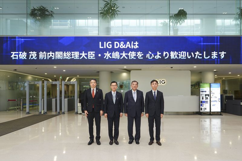 미즈시마 코이치 주한일본대사(왼쪽부터), 신익현 LIG D&A 대표이사, 이시바 시게루 전 일본 총리, 박종성 LIG D&A 미래전략부문장이 지난 9일 경기 성남 소재 LIG D&A 판교하우스 방문 행사를 마치고 기념촬영을 하고 있다. LIG D&A 제공