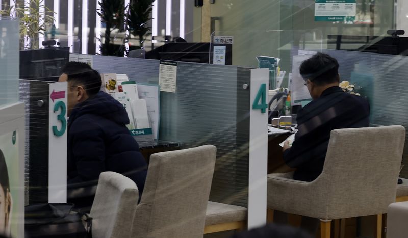 [서울=뉴시스] 김혜진 기자 = 사진은 19일 서울 시내 은행 대출 창구. 2026.02.19. jini@newsis.com /사진=뉴시스