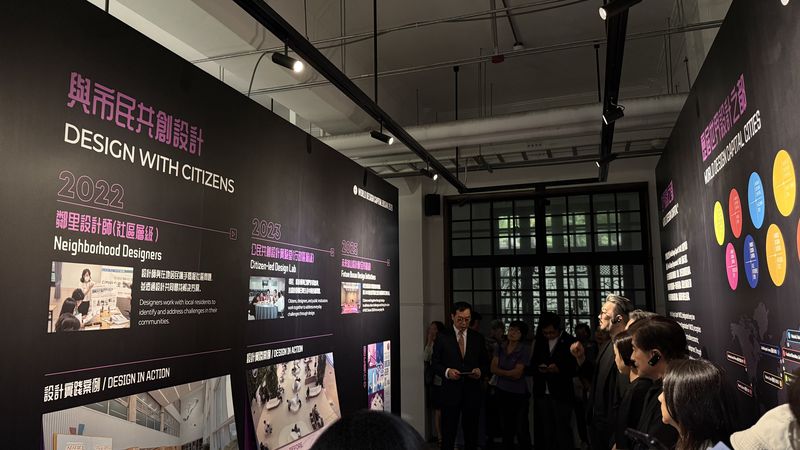 대만 타이베이 송산문화창의공원 내 대만디자인뮤지엄 갤러리에 마련된 세계디자인수도(WDC) 2028 부산관에서 부산시 관계자가 시민참여 디자인 사례를 소개하고 있다. 부산시 제공