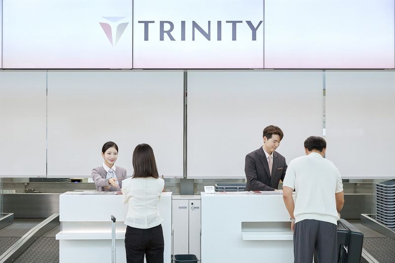 트리니티항공 직원들이 새로운 CI를 적용한 인천국제공항 탑승 수속 카운터에서 고객을 맞이하고 있다. 트리니티항공 제공