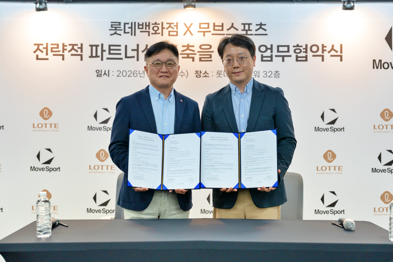 지난 9일 서울 송파구 롯데월드타워에서 김진엽 롯데백화점 MD 본부장, 최호준 데상트코리아 스포츠 BU장(왼쪽부터)이 '무브스포츠' 론칭을 위한 업무협약(MOU)을 체결한 뒤 기념촬영을 하고 있다. 롯데백화점 제공
