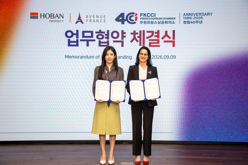 김윤혜 호반프라퍼티 경영총괄사장(왼쪽)과 소냐 샤이예브 킴 주한프랑스상공회의소 대표가 지난 9일 서울 서초구 호반그룹 본사에서 업무협약을 체결한 뒤 기념촬영을 하고 있다. 호반그룹 제공