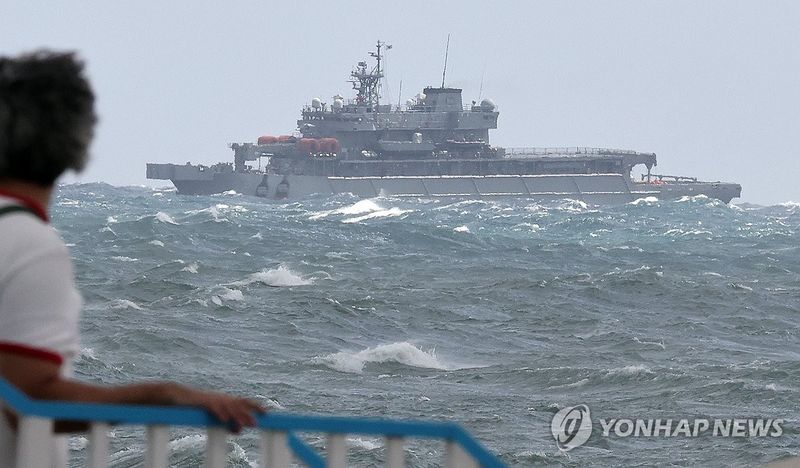 해경이 예인선 티엔에스캐쳐호 전복 사고 실종자를 수색 중이다. 사진=연합뉴스)