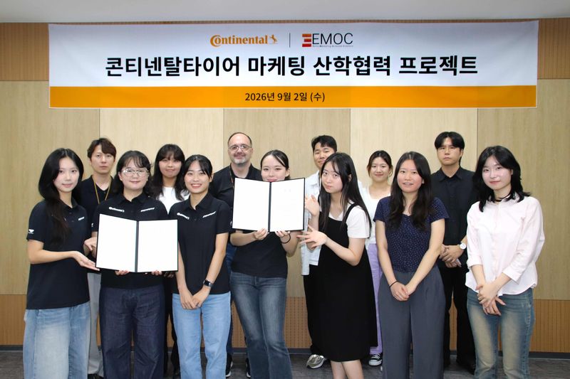 니코 키리아조폴로스 콘티넨탈타이어 대표(뒷줄 왼쪽 세번째)가 지난 2일 이화여자대학교 실전 마케팅 학회 'EMOC' 팀원들과 기념촬영을 하고 있다. 콘티넨탈타이어 제공