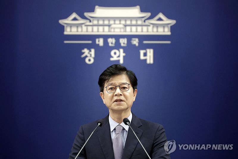 인사 브리핑 하는 성기홍 홍보수석 (출처=연합뉴스)