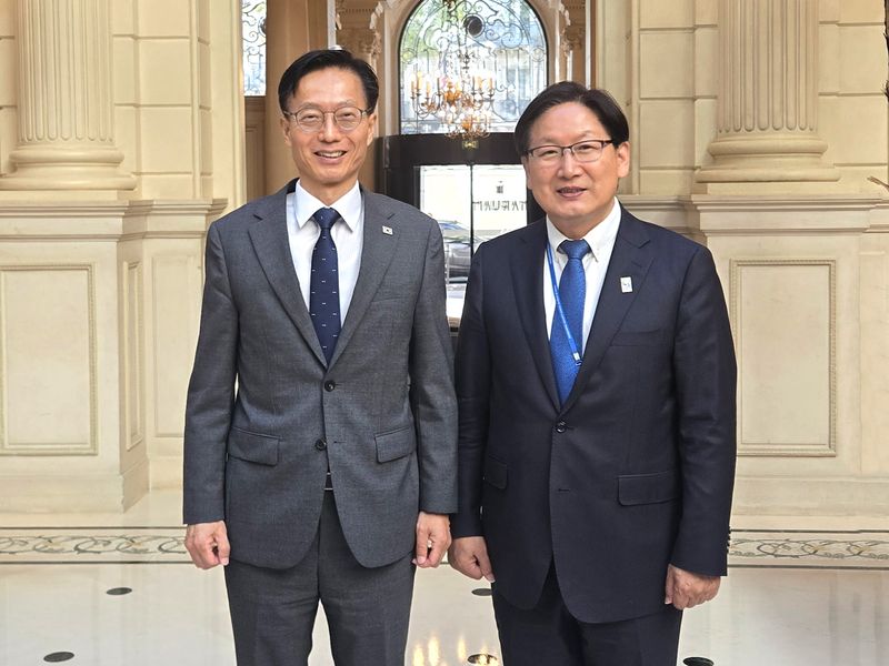 김용선 지식재산처장(왼쪽)이 9일 박태웅 주OECD 대한민국 대표부 대사와 면담을 마친 뒤 기념촬영을 하고 있다. 지식재산처 제공