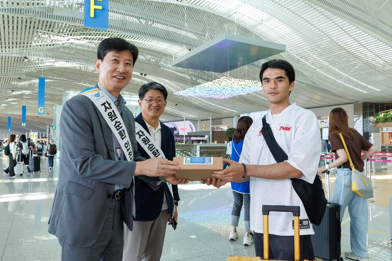 배영민 인천국제공항공사 인프라본부장(왼쪽 첫번째)이 지난 9일 인천공항 제2여객터미널에서 진행된 '공항에서 시작하는 자원순환 실천 캠페인'에서 공항 이용객에게 친환경 활동을 홍보하고 있다. 인천국제공항공사 제공