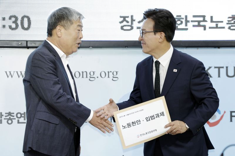 김민석 더불어민주당 대표가 10일 서울 영등포구 한국노동조합총연맹을 방문해 김동명 위원장과 악수하고 있다. 뉴시스