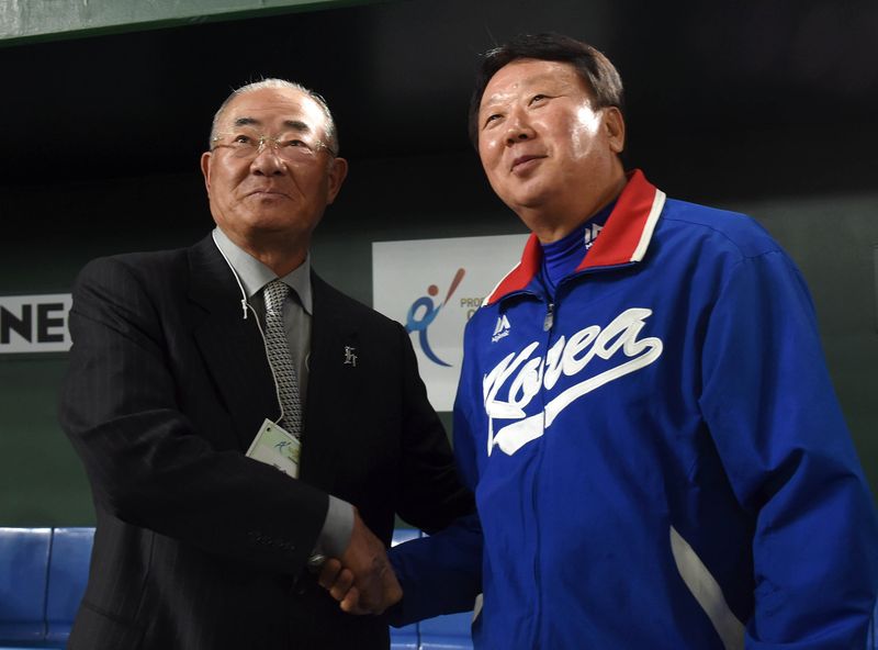 선동열 대한민국 대표팀 감독이 16일 일본 도쿄돔에서 열린 2017아시아프로야구챔피언십(APBC) 1차전 일본과의 경기를 앞두고 일본야구의 '전설' 장훈과 인사를 나누고 있다.뉴스1