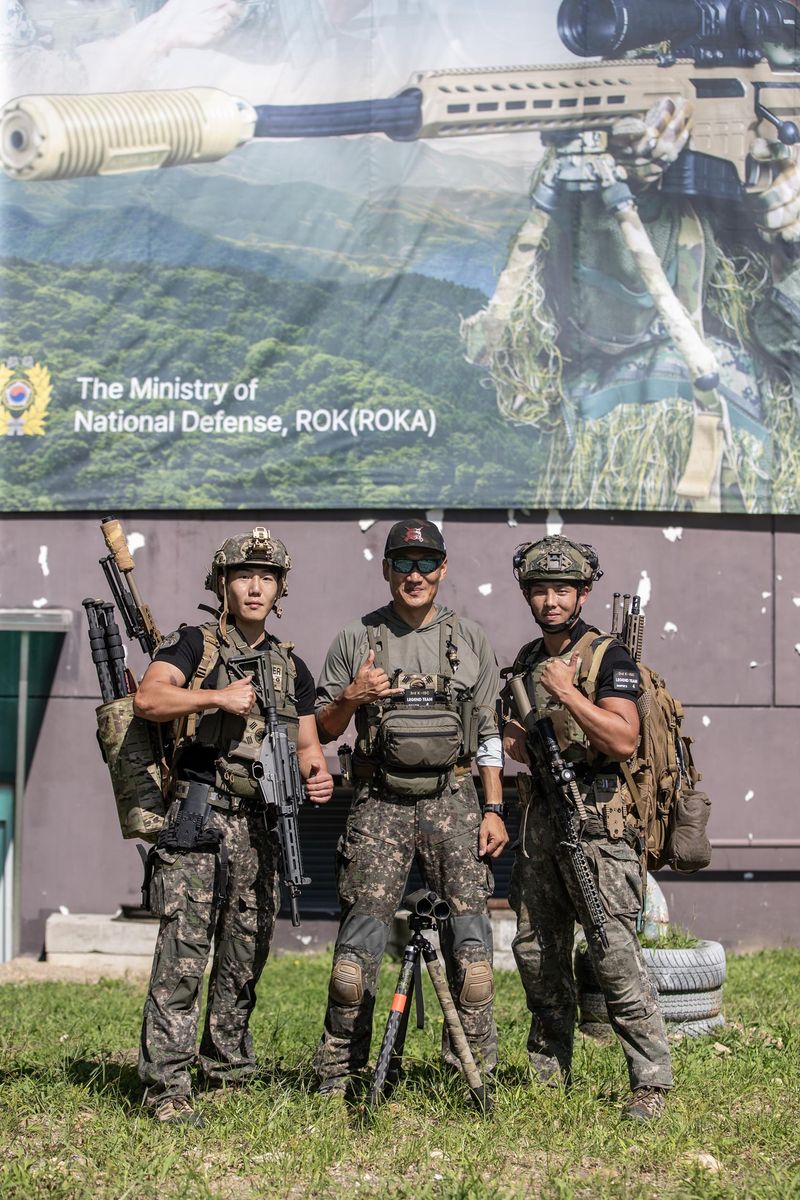 육군은 지난 3일부터 10일까지 제3회 국방부장관배 국제 저격수 경연대회(K-ISC)를 열었다. 대회에는 7개국 47개팀 127명이 참가했다. 사진은 육군 대표 선수들이 기념 촬영하고 있다. 육군 제공