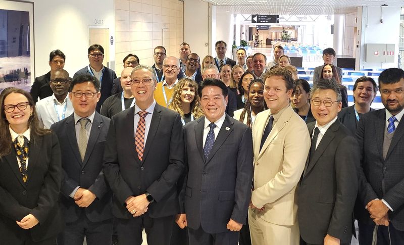 핀란드 탐페레 탐페레홀에서 열린 인공지능 및 시티버스 포럼(Forum on AI and Citiverse)의 참석자들이 기념사진을 찍고 있다. 안양시 제공