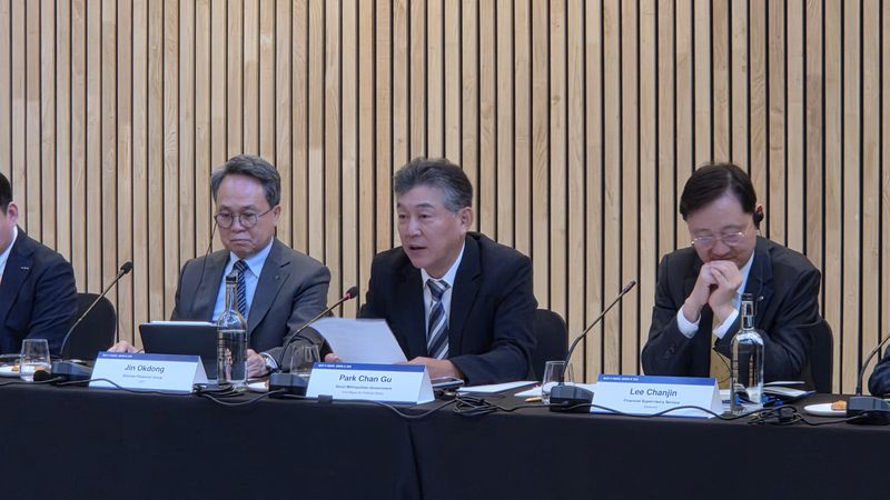 박찬구 서울시 정무부시장(오른쪽 두번째)이 8일(현지시간) 영국 런던에서 열린 '인베스트 K-파이낸스:런던 IR 2026'에서 글로벌 투자자들을 대상으로 서울의 투자환경과 경쟁력을 소개하고 있다. 서울시 제공