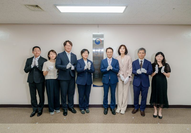 인구전략위원회가 10일 정부서울청사에서 현판식을 개최했다. 모경종 더불어민주당 의원(왼쪽에서 세번째), 정은경 보건복지부 장관, 김진오 인구위 부위원장이 현판식 기념촬영을 진행하고 있다. 인구전략위원회 제공