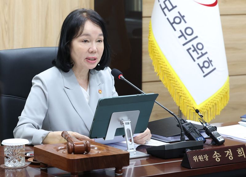 개인정보보호위원회는 징벌적 과징금을 도입한 개정 개인정보보호법과 시행령 및 관련 고시가 11일부터 시행된다고 밝혔다.송경희 개인정보보호위원회 위원장이 지난 9일 오후 서울 종로구 정부서울청사에서 열린 제19회 위원회 전체회의를 주재하고 있다 /사진=뉴시스