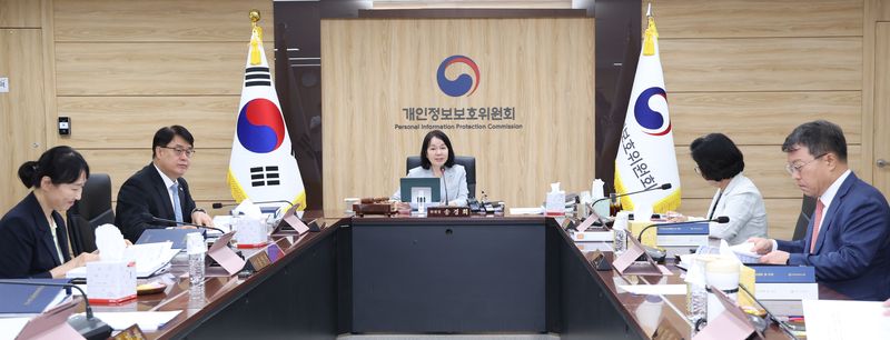 [서울=뉴시스] 조수정 기자 = 송경희 개인정보보호위원회 위원장이 지난 9일 오후 서울 종로구 정부서울청사에서 열린 제19회 위원회 전체회의를 주재하고 있다. 2026.09.09. chocrystal@newsis.com