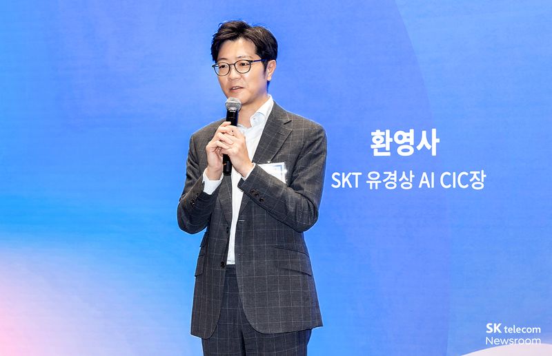 지난 9일 서울 중구 SKT T타워에서 열린 '모두의 AI 컨소시엄' 출범식에서 유경상 SK텔레콤 AI CIC장이 환영사를 하고 있다. SK텔레콤 제공