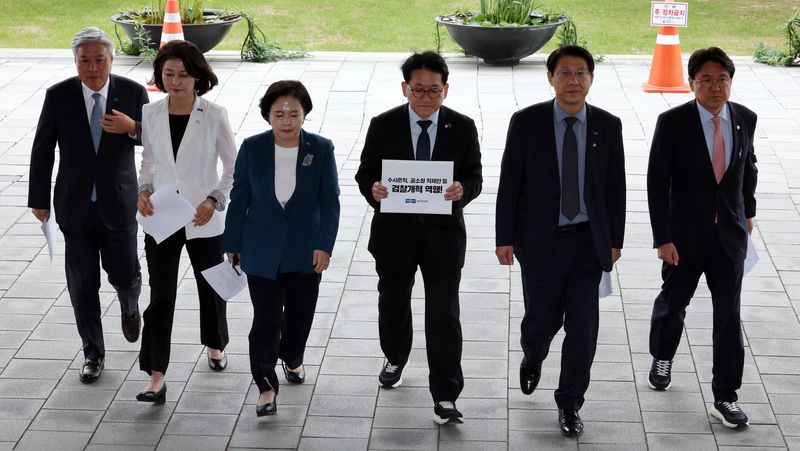 서왕진·강경숙·정춘생·차규근·김형연· 황운하 조국혁신당 의원들이 10일 수사준칙-공소청직제안 관련해서 행정안전부 장관 항의방문 하기위해 서울 종로구 정부서울청사에 들어서고 있다. 2026.9.10 ⓒ 뉴스1 이종덕 기자