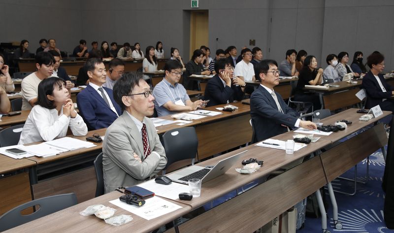 [서귀포=뉴시스] 우장호 기자 = 10일 오전 서귀포시 제주국제컨벤션센터(ICC) 삼다홀에서 기후위기 시대 지속가능한 제주의 숲 관리방안을 주제로 제3회 나무가치포럼이 열리고 있다.제주도, 국민일보, 뉴시스 제주본부 주최, ICC 주관으로 열리는 이 포럼은 산림청과 국립산림과학원, 한국산지보전협회, 아시아산림협력기구(AFoCO) 등 산림 분야 관계기관과 국내외 전문가들이 참여한 가운데 11일까지 진행된다. 2026.09.10. woo1223@newsis.com
