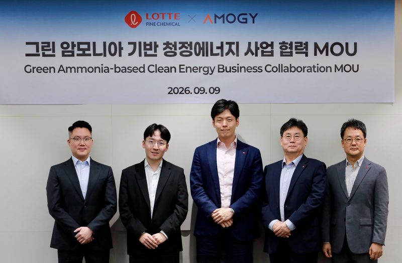 롯데정밀화학과 아모지가 지난 9일 롯데정밀화학 서울사업장에서 암모니아 기반 청정에너지 사업 협력을 위한 업무협약(MOU)을 체결한 뒤 기념촬영을 하고 있다. 왼쪽부터 강석원 아모지 이사, 우성훈 아모지 대표, 신유열 롯데지주 미래성장실장, 정승원 롯데정밀화학 대표, 황석민 롯데정밀화학 암모니아사업부문장. 롯데정밀화학 제공