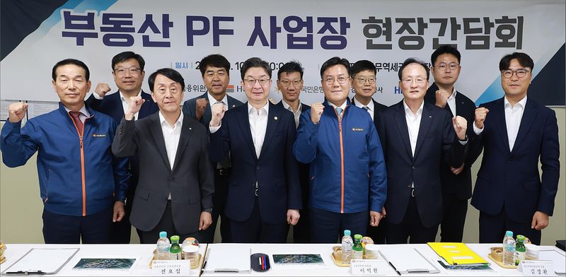 이억원 금융위원장이 10일 오전 경기도 김포시 풍무역세권 도시개발사업 현장에 방문해 PF 자금조달 상황을 점검하고, 시행사·시공사 및 금융권 관계자 등으로부터 현장의 금융애로와 건의사항을 청취했다. 금융위원회 제공