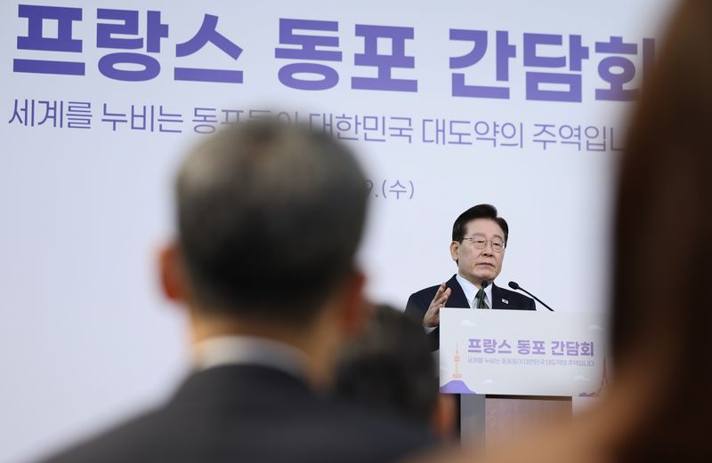 순방 복귀하는 李대통령, 내주 '연임 개헌&middot;공소 취소' 논란 마침표 찍나