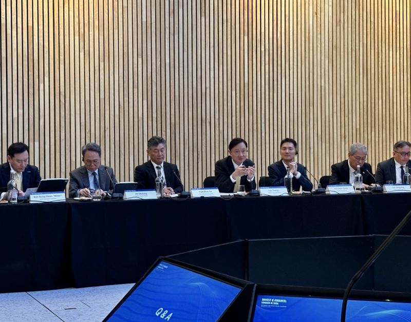 자난 8일(현지시간)영국 런던에서 열린 '인베스트 K-파이낸스: 런던 IR 2026'에서 이찬진 금융감독원장(왼쪽 네번째)이 발언을 하고 있다. 왼쪽부터 김성환 한국투자증권 대표, 진옥동 신한금융지주 회장, 박찬구 서울시 정무부시장, 이 원장, 김한국 국민연금 전략부문장, 임종룡 우리금융지주 회장, 신재욱 NH투자증권 대표. 금융감독원 제공