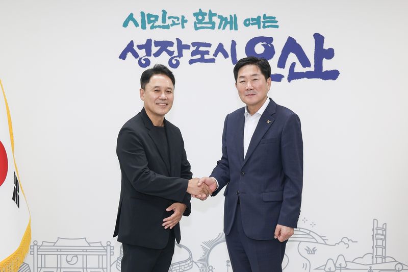 [오산=뉴시스] 조용호 경기 오산시장(오른쪽)과 어플라이드 머티어리얼즈 코리아 박광선 대표. (사진=오산시 제공) 2026.09.10. photo@newsis.com