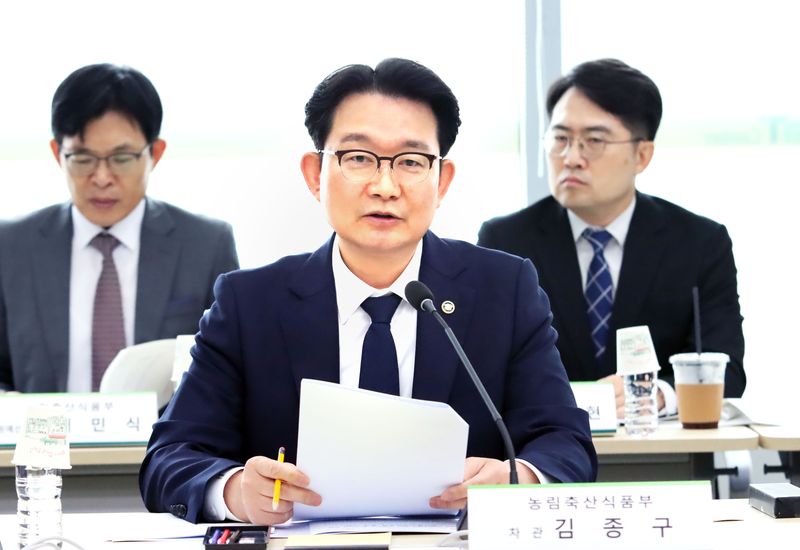 김종구 농림축산식품부 차관이 10일 서울 양재 aT센터에서 제1차 농산물가격안정심의위원회를 열고 농산물가격안정제 대상 품목과 기준가격 산정 방식 등 세부 운영방안을 심의하고 있다. 농식품부 제공