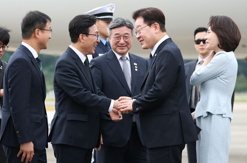 프랑스 국빈 방문 일정을 마치고 귀국한 이재명 대통령이 10일 성남 서울공항에서 환영나온 김민석 더불어민주당 대표와 인사하고 있다. 뉴스1