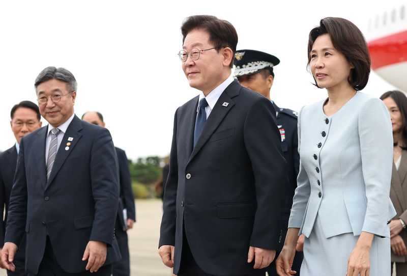 프랑스 국빈방문 일정을 마치고 귀국한 이재명 대통령과 김혜경 여사가 10일 성남 서울공항에 도착한 공군 1호기에서 내려 이동하고 있다. 뉴스1