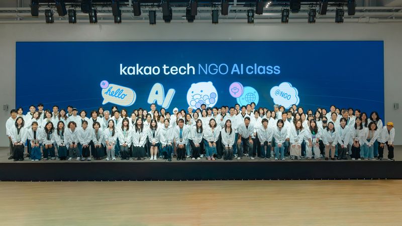 지난 9일 카카오 판교 아지트에서 열린 '카카오테크 NGO AI 클래스' 참가자들이 기념촬영을 하고 있다. 카카오 제공