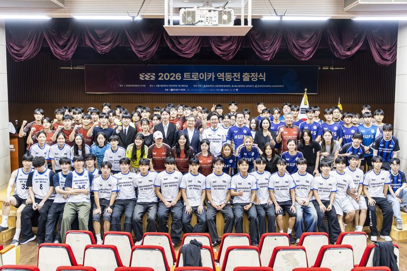 서울시립대와 경희대, 한국외대 선수단 및 지역 관계자들이 지난 9일 서울시립대 자연과학관 대회의실에서 열린 '2026 트로이카 역동전' 출정식을 마친 뒤 단체 기념촬영을 하고 있다. 서울시립대 제공