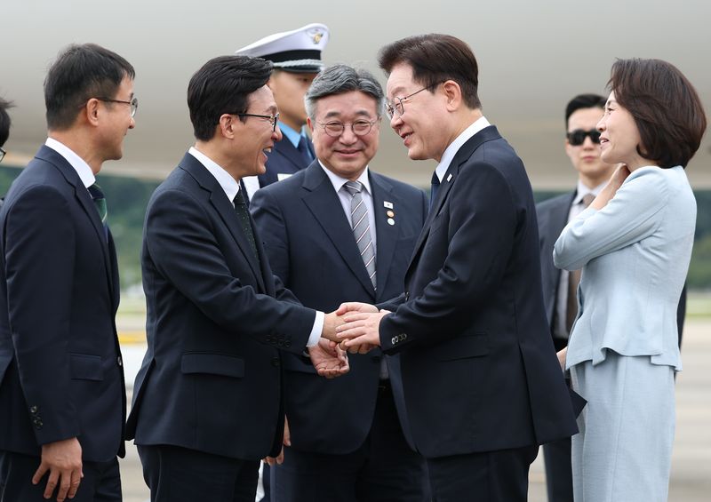 프랑스 국빈 방문 일정을 마치고 귀국한 이재명 대통령이 10일 성남 서울공항에서 영접나온 더불어민주당 김민석 대표와 인사하고 있다. 연합뉴스