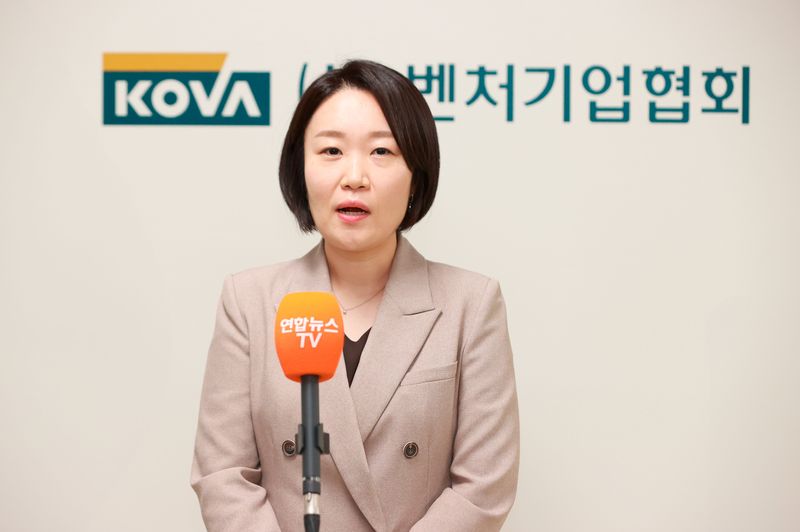 이소영 중소벤처기업부 장관 후보자가 10일 서울 영등포구 벤처기업협회를 방문해 차담회를 마친 뒤 취재진의 질문에 답하고 있다. 뉴스1 제공