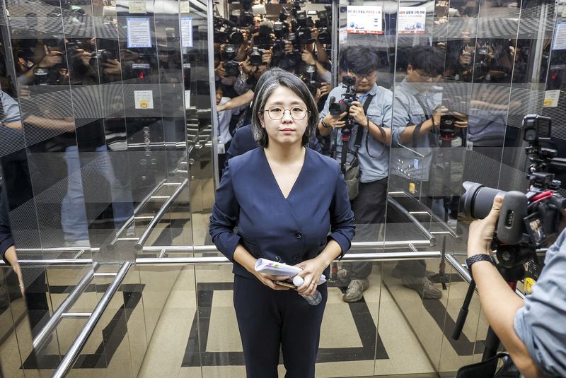 용혜인 성평등가족부 장관 후보자가 10일 서울 여의도 국회 소통관에서 '의원직 겸직 논란' 등 자신에 제기된 의혹과 관련한 기자회견을 마친 뒤 이동하고 있다. 뉴시스